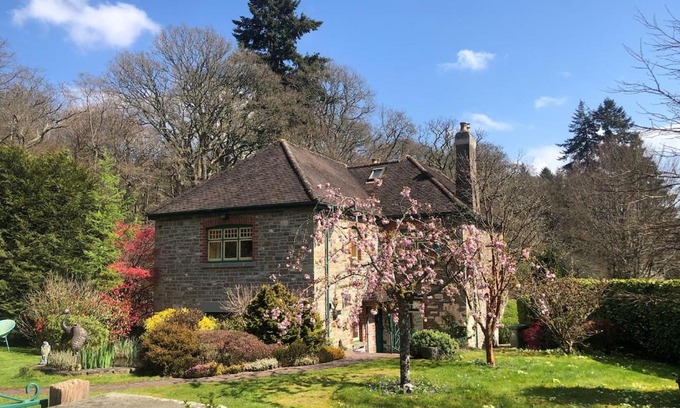 Lydney House | Historic Pike House with Beautiful Garden