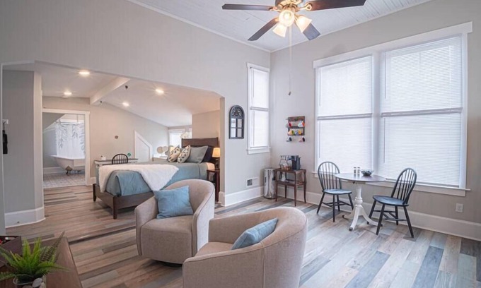 Marietta Apartment | Historic Studio Apartment by Marietta Square!