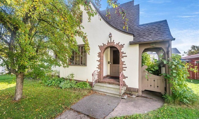 Superior House | Historic Tudor Cottage - Cute 3 Bedroom Home
