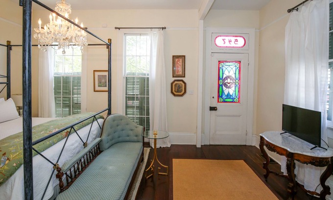 West Riverside House | Historic Uptown Guest Suite & Porch blocks to Magazine Street & Streetcar