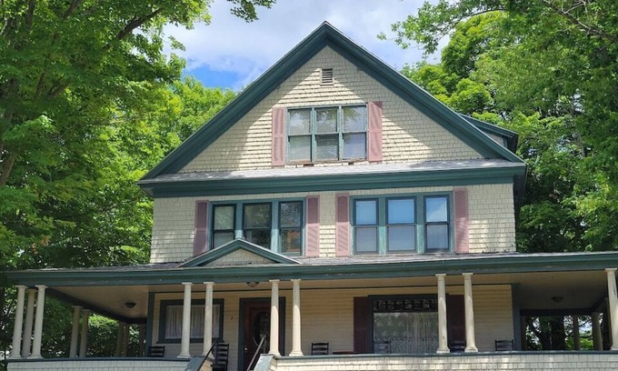 Bryant Pond House | Historic Victorian home sleeps up to 30 guests!