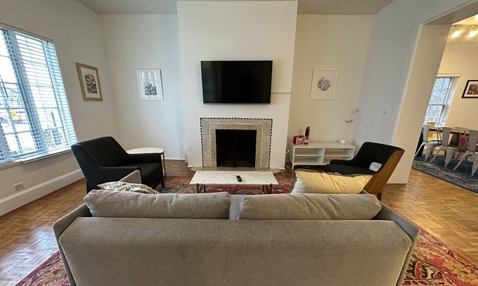 Buena Park House | Historic Vintage SFH Near Lake w/Parking