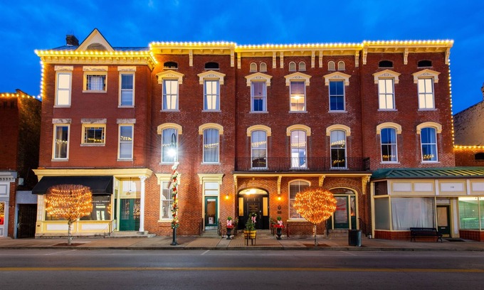 Versailles Hotel | Historic Woodford Buffalo Trace Distil - Sleeps 24