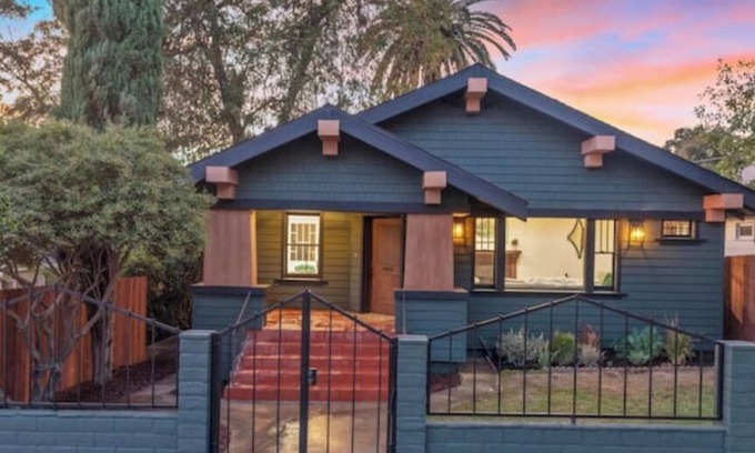 Los Angeles House | Historical Craftsman with Modern Amenitiesnn