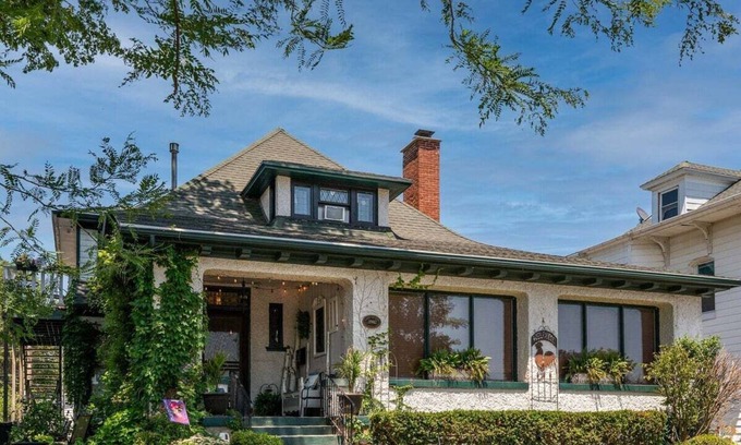 Lake Geneva Apartment | Historical Downtown Geneva Bungalow |Upper Unit |Parking for 3 |Walkable |Near Shops & Restaurants