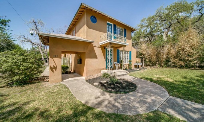 Uptown Apartment | Historical Home in Iconic Alamo Heights - Sky view