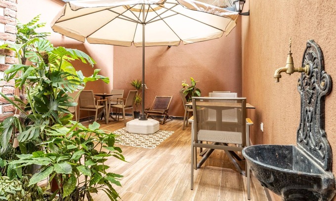 Rasimpasa House | Historical Hotel Room with a Backyard in Kadikoy