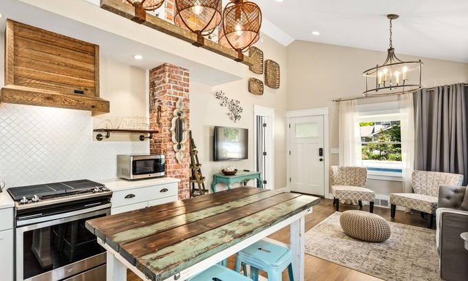 Louisville House | Historical Joey House, Sleeps 6 Walk to Restaurants