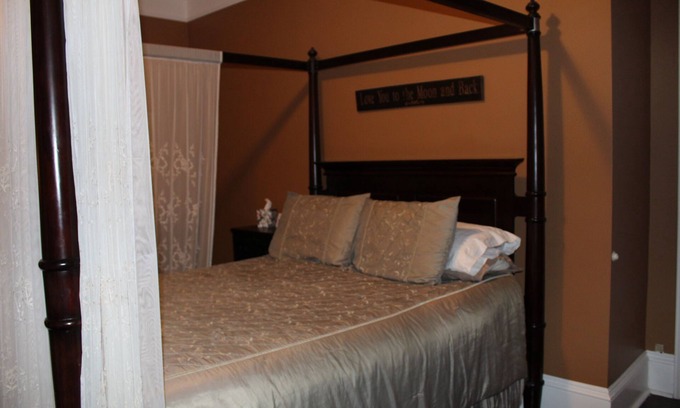 South Haven Bed & Breakfast | Historical Monroe Manor - Master Room