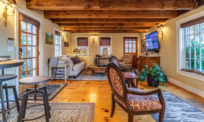 Portsmouth Cottage | History and Comfortable Luxury Downtown