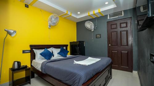 HITEC City Apartment | HIVEE-1 Rooms & Living AC