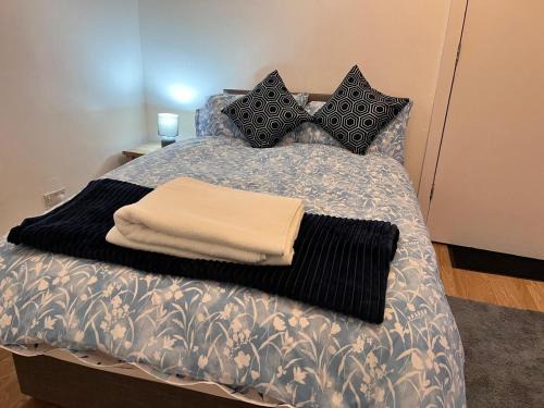 Kettering Apartment | HIVESTAYS Free Wi-Fi, Smart TV, Parking, Tea &Coffee