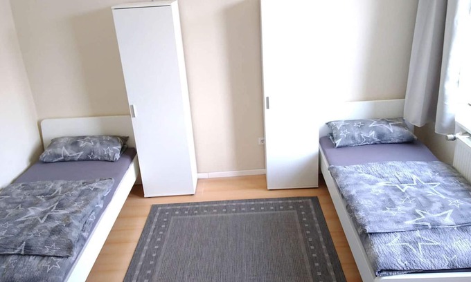 Leverkusen Apartment | HÖ01 large apartment with dryer and washing machine