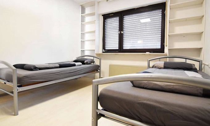 Troisdorf Apartment | HÖ01 large apartment with dryer and washing machine