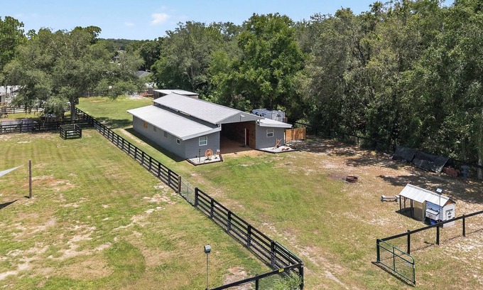Summerfield House | Hobby Farm stay outside The Villages,