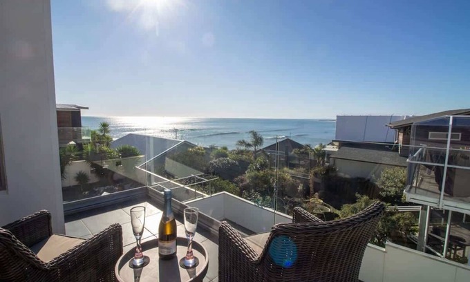 New Plymouth Apartment | Hobson Hot Spot - enjoy stunning sea views