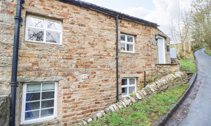 Fremington Cottage | HOBSON'S COTTAGE, pet friendly, with a garden in Reeth