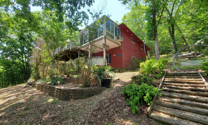 Lost Bridge Village House | Hog Heaven-Lakefront-2 Kitchens, 2 Living Areas, Private & Wooded
