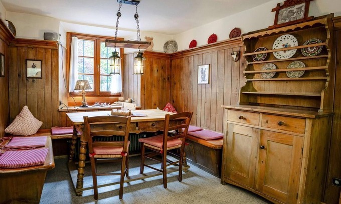 Mittenwald Apartment | "Hoglhaus" - Holiday home/4 bedrooms/you, bathroom, WC - Hoglhaus and Malerwinkel