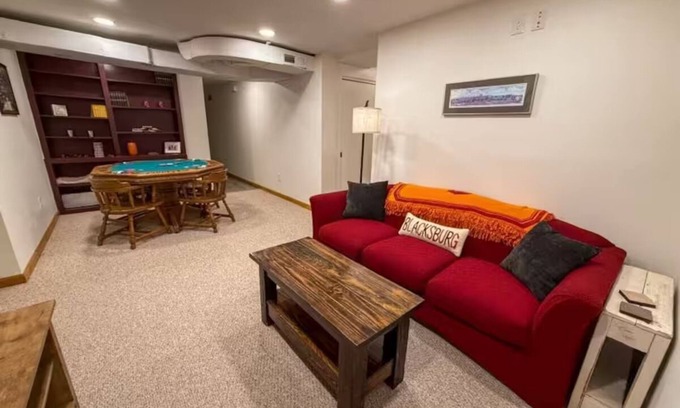 Miller Southside Apartment | Hokie Hideaway - Walk to Lane Stadium!