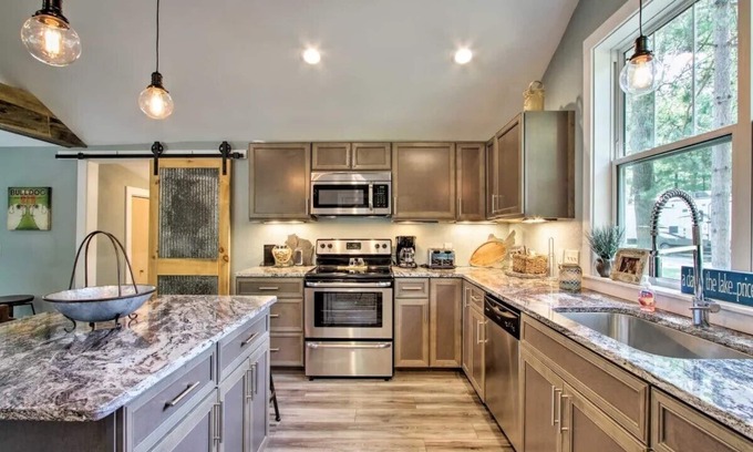 Holcombe Cottage | Holcombe Lakefront Cottage