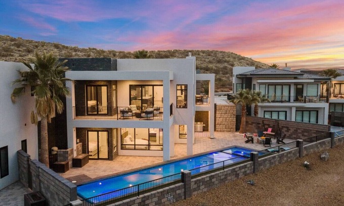 Hurricane House | Hole In One ~ Luxury Retreat ~ Scenic Views ~ Pool