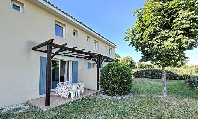 Saint-Saturnin-les-Avignon Villa | Holiday home in holiday residence with swimming pool