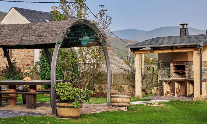 Noceda House | Holiday Home 'Casa Rural Abuelo Jose' with Mountain View, Private Pool and Wi-Fi