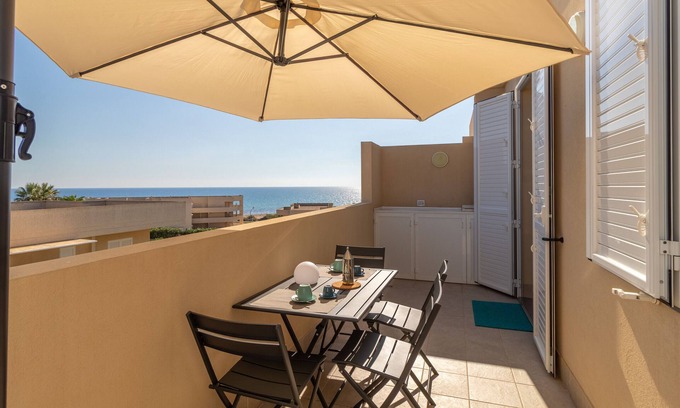 Marina di Ragusa Apartment | Holiday Accommodation "Brezzadisudest" with Wi-Fi and private outdoor area