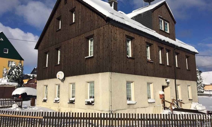 Deutscheinsiedel Apartment | Holiday apartment in the attic with views of the mountains