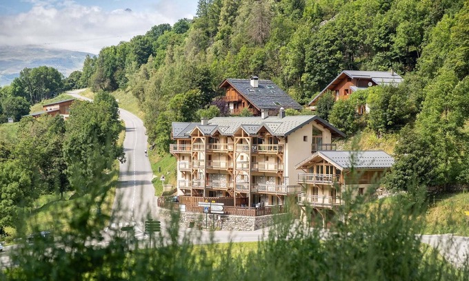 Nancroit Apartment | Holiday apartment over 2 floors with mountain view