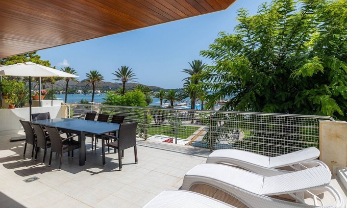 Puerto de Pollensa Apartment | Holiday Apartment Olympo with Sea View, Mountain View, Wi-Fi & Terraces; Street Parking Available