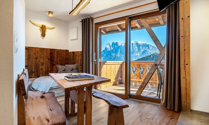 Collalbo Apartment | Holiday Apartment "Aschnerhof Holzherz" with Mountain View, Private Balcony & Wi-Fi