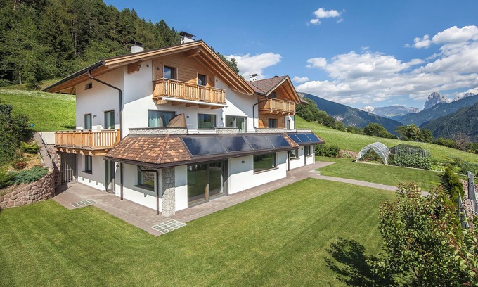 Laion Apartment | Holiday Apartment 'Avea App 2-2 Personen' with Mountain View and Garden