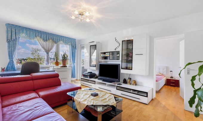 Eningen Apartment | Holiday Apartment 'Bright, Quiet Attic Apartment' with Balcony and Wi-Fi