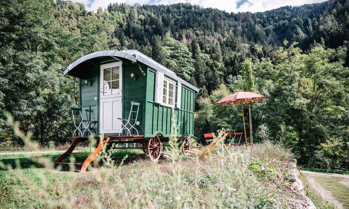 Saltusio House | Holiday Apartment 'Camping Passeier Glamping Tilia' with Mountain View, Communal Pool and Wi-Fi