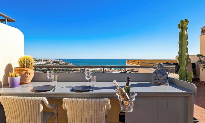 Mijas Apartment | Holiday Apartment 'Casa Rosado' with Sea View, Pool & Wi-Fi