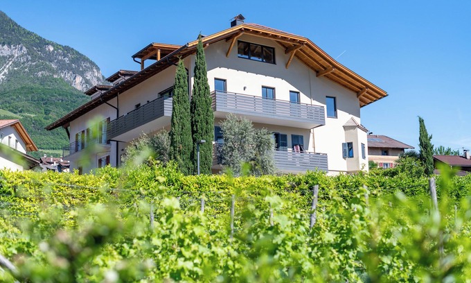 Tramin Apartment | Holiday Apartment "Das Hubertus Suite Lena" with Mountain View, Sauna & Infrared Cabin