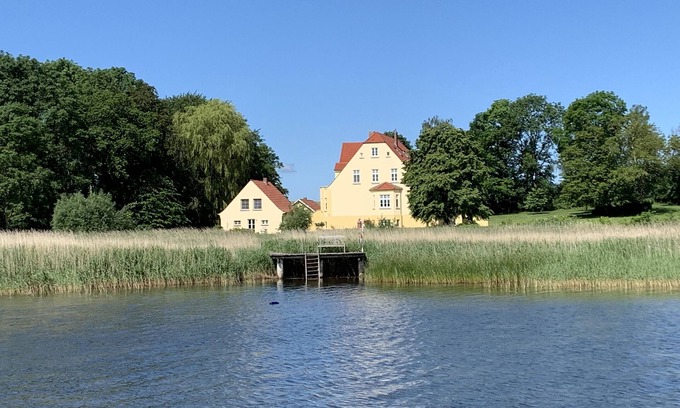 Grubnow Apartment | Holiday Apartment "Gut Grubnow Rügen - 1" with Lake View, Shared Garden & Wi-Fi