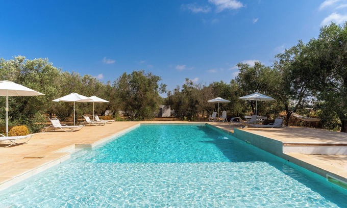 Ugento Apartment | Holiday Apartment "Domus Mea Salento Arazzo Rosso" with Shared Pool, Shared Terrace & Wi-Fi