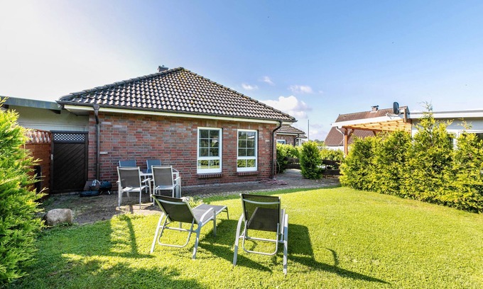 Schafstedt Apartment | Holiday Apartment 'Ferienhaus Erlengrund B' with Private Terrace, Shared Garden and Wi-Fi