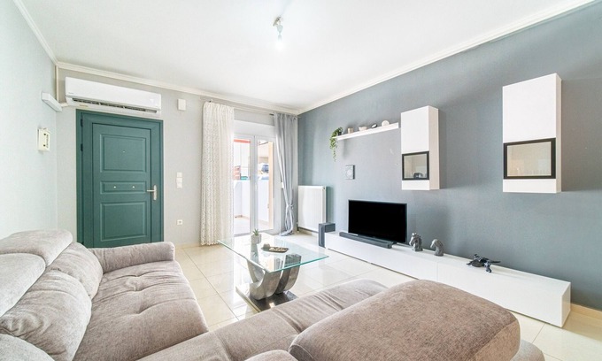 Alepou Apartment | Holiday Apartment "Grey House" with Balcony, A/C & Wi-Fi