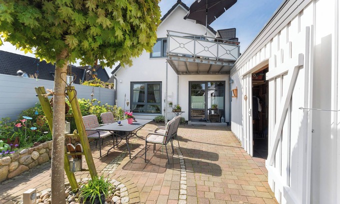Eckernfoerde Apartment | Holiday Apartment "Hüsing" with Private Garden, Balcony & Wi-Fi
