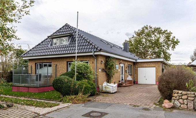 Toenning Apartment | Holiday Apartment Heidi with Shared Terrace & Wi-Fi