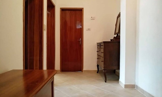 Fermo Apartment | Holiday Apartment "Hoarder's Home" with A/C