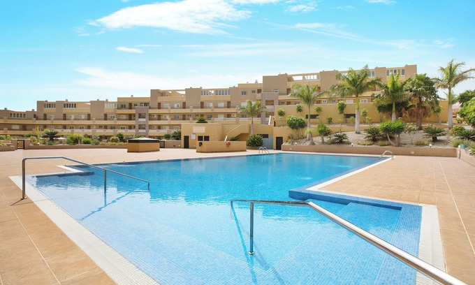 El Medano Apartment | Holiday Apartment 'La Perla D23 By Médano Rentals' with Shared Pool, Balcony and Wi-Fi