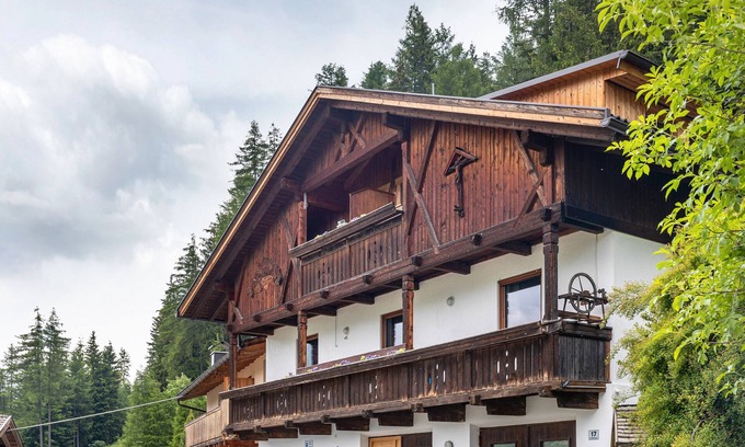 Cadipietra Apartment | Holiday Apartment "Mountainfarm Innertrein Wald" with Mountain View, Balcony & Wi-Fi