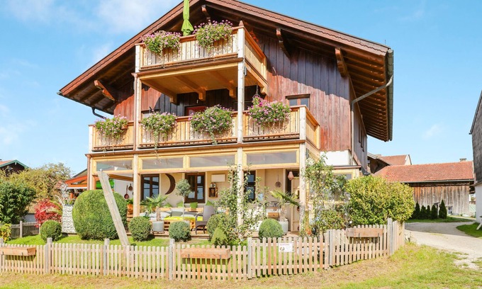 Hart Apartment | Holiday Apartment "Parzinger" close to Chiemsee with Mountain View & Balcony