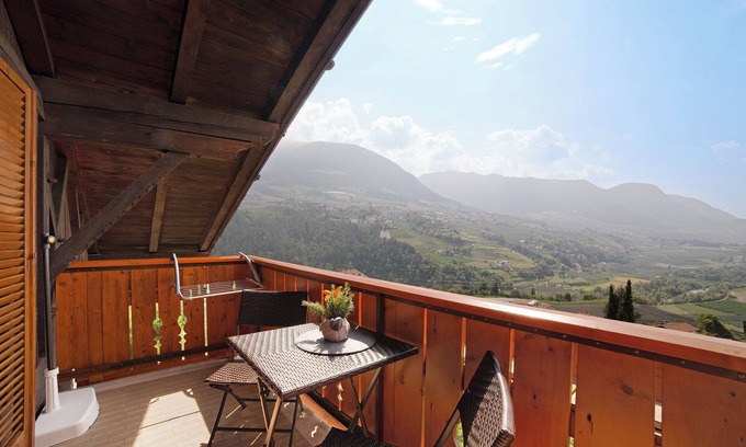 Caines Apartment | Holiday Apartment 'Sankt Corbinian 8' with Mountain View, Balcony and Shared Garden