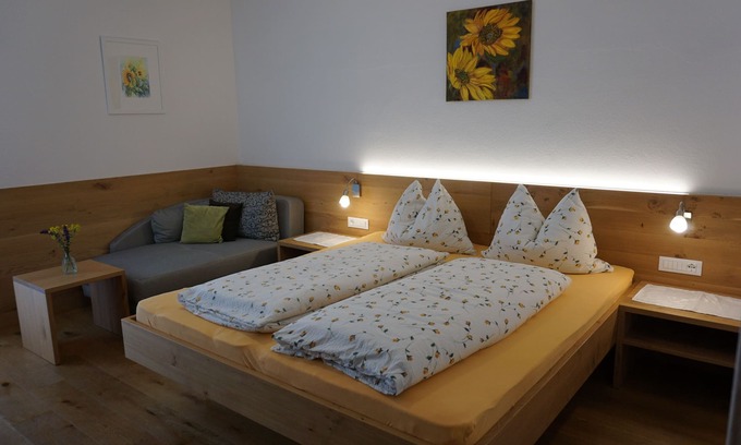 Silandro Apartment | Holiday Apartment "Sonnenblume" with balcony
